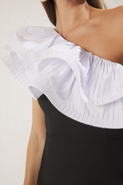 Trendyol Collection Černo-bílé večerní šaty Noční promoce Dlouhé stylové TPRSS25AE00123