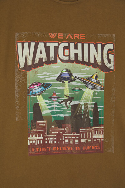 Trendyol Collection Μπλουζάκι μουστάρδας Oversize/Wide Cut Αντίκα/Απαλό εφέ Space Printed 100% Cotton T-shirt TMNSS25TS00197