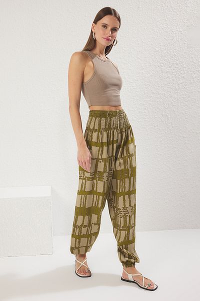 Trendyol Collection Khakifarbene, ethnisch gemusterte, gewebte Hose mit elastischen Beinen und Baggy-Form TWOSS25PL00063