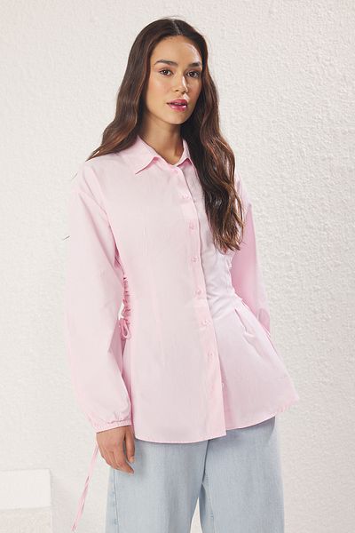 Trendyol Modest Hellrosa gewebtes Hemd mit Bindedetail an der Taille TCTSS25TG00003