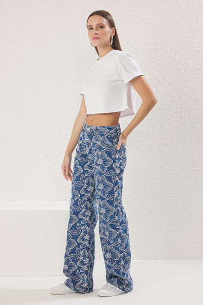 Trendyol Collection Dunkelblaue Jeans mit Blumendruck und normaler Taille und weitem Bein TWOSS25JE00202