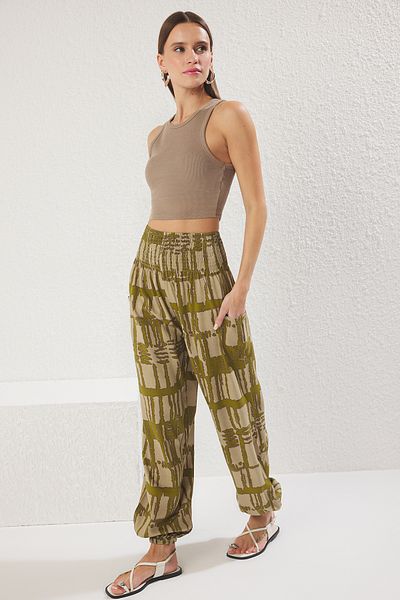 Trendyol Collection Khakifarbene, ethnisch gemusterte, gewebte Hose mit elastischen Beinen und Baggy-Form TWOSS25PL00063