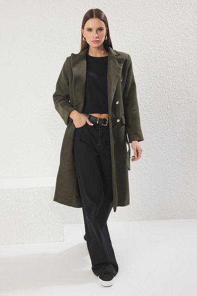 Trendyol Collection Dlouhý vlněný kabát s khaki páskem se zlatými knoflíky - TWOAW23KB00018