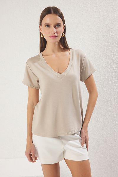 Trendyol Collection Béžové pletené tričko s výstřihem do V Regular/Regular Fit TWOSS25TS00196