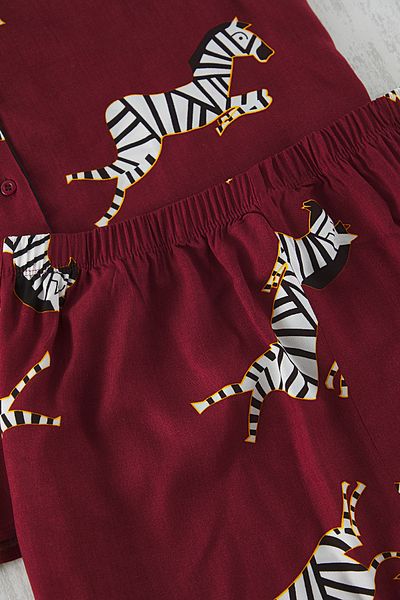 Trendyol Curve Burgunderrotes, gewebtes Pyjama-Set mit Hemdkragen und Zebramuster TBBSS25AI00047