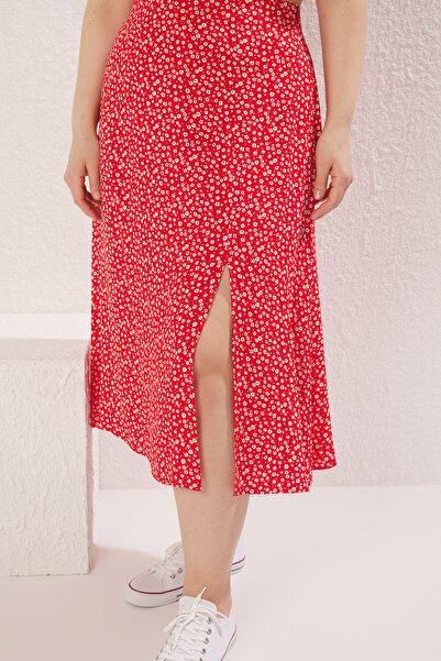 Trendyol Curve Roter, knuspriger, floraler, geschlitzter, gewebter Midi-Viskose-Rock TBBSS22AZ0001