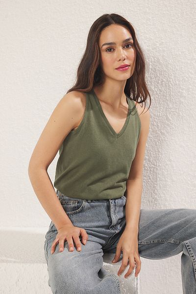 Trendyol Collection Khakifarbenes Leinen-Strick-Unterhemd mit normaler/normaler Passform TWOSS25AL00037