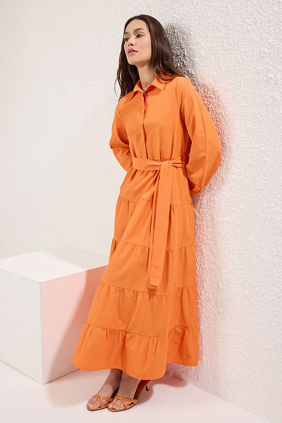 Trendyol Modest Orangefarbenes, gewebtes Baumwollkleid mit Gürtelrock und Lagen TCTSS25EB00112