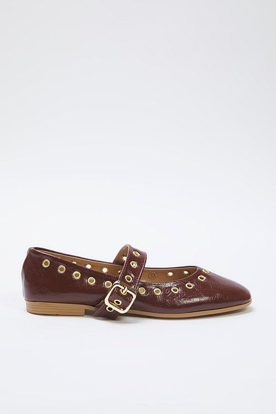 TRENDYOL SHOES Braune Ballerinas mit detaillierter Schnalle und mandelförmiger Zehenpartie für Damen TAKSS25BE00014