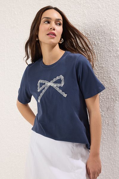 Trendyol Collection Indigo 100 % Baumwolle, weiche Oberfläche, Spitzenschleife, normaler Schnitt, gestricktes T-Shirt TWOSS25TS00173