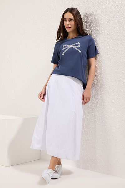 Trendyol Collection Indigo 100 % Baumwolle, weiche Oberfläche, Spitzenschleife, normaler Schnitt, gestricktes T-Shirt TWOSS25TS00173