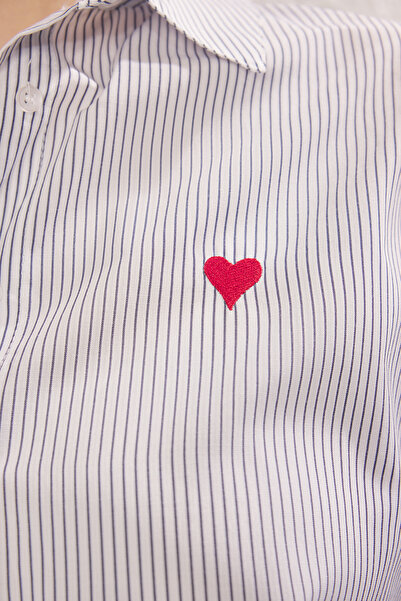 Trendyol Curve Biela pruhovaná tkaná košeľa veľkej veľkosti s vyšívaným srdcom TBBSS25AX00024