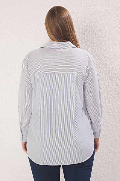 Trendyol Curve Biela pruhovaná tkaná košeľa veľkej veľkosti s vyšívaným srdcom TBBSS25AX00024