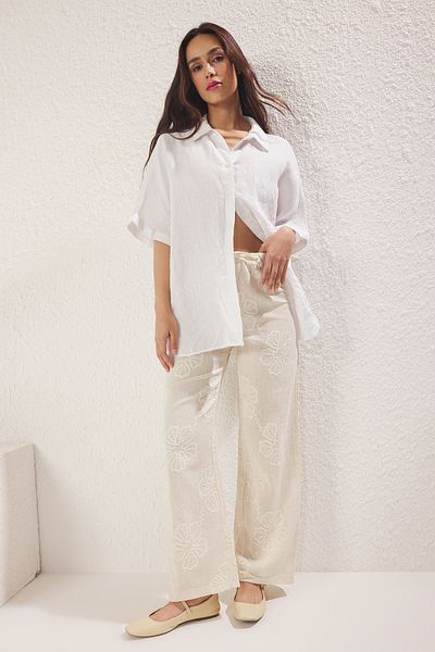 Trendyol Collection Ecru-Hose aus dünnem Stoff mit Blumenstickerei TWOSS25PL00108