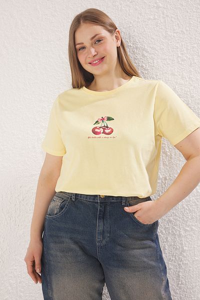 Trendyol Curve Gelbes T-Shirt mit normaler Passform und großer Größe TBBSS25BF00017