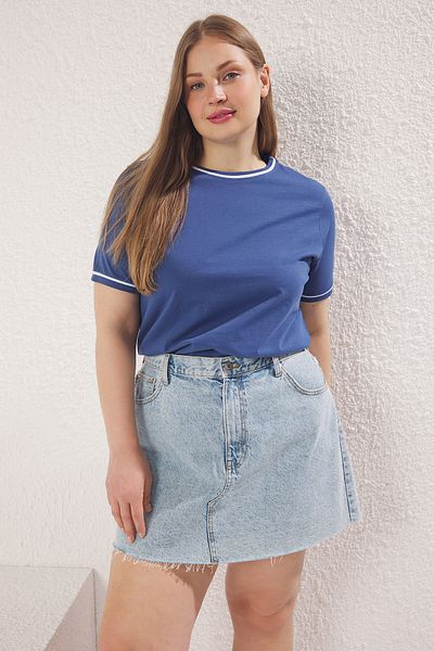 Trendyol Curve Koszulka z okrągłym dekoltem Indigo Plus Size - detale z lamówką, TBBSS25BF00050
