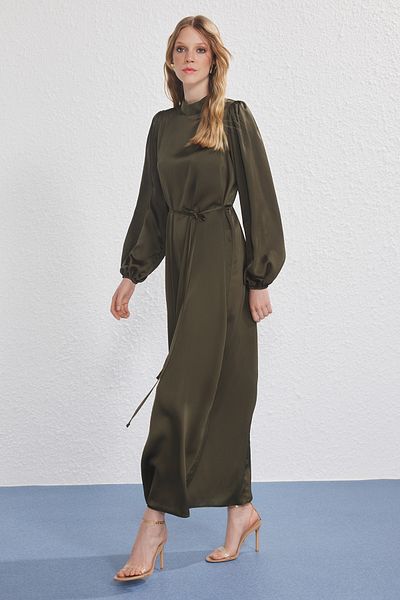Trendyol Modest Khakifarbenes Abendkleid aus Satin mit Spitze TCTSS25EB00136
