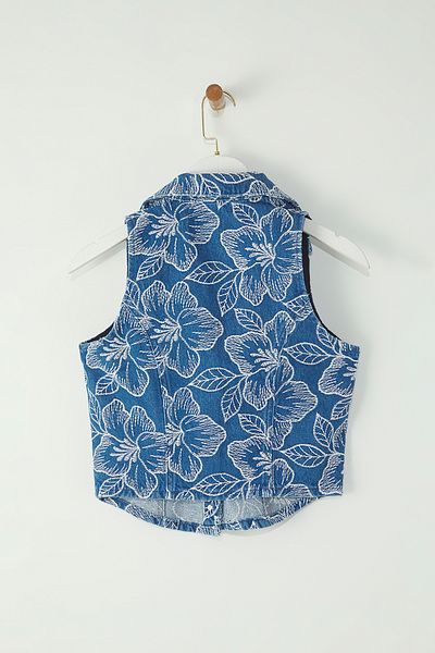 Trendyol Collection Jeansweste mit Hemdkragen und blauem Blumendruck – TWOSS25YE00075