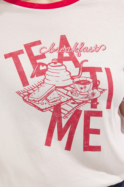 Trendyol Curve Rotes Boyfriend-Fit-Strick-T-Shirt in Übergröße – 100 % Baumwolle, bedruckt, waschbar, TBBSS25BF00056