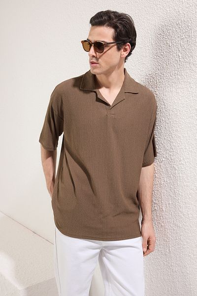 Trendyol Collection Футболка-поло з широким коміром хакі преміум якості TMNSS25PO00018 в стилі оверсайз/широкий крій