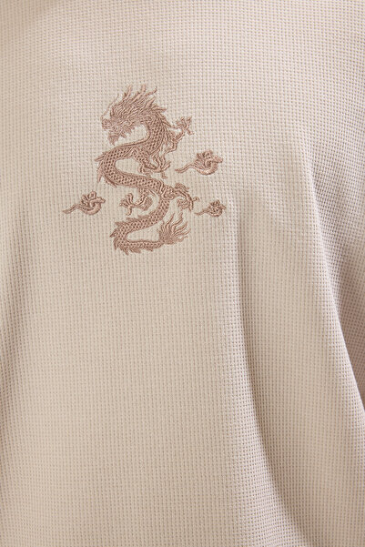 Trendyol Collection Πέτρινο Oversize/Φαρδύ κομμένο T-Shirt με υφή βάφλας με κέντημα μακριά από την Ανατολή 100% βαμβάκι TMNSS25TS00060