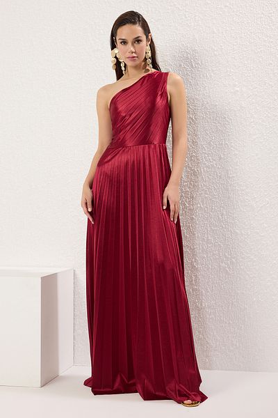 Trendyol Collection Burgunderrotes, schulterfreies, plissiertes, gestricktes, langes, schickes Abendkleid und Abschlusskleid aus Satin in A-Linie TPRSS25AE00161