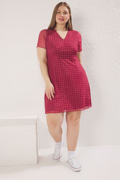 Trendyol Curve Burgunderfarbenes kariertes Minikleid mit V-Ausschnitt – Übergröße TBBSS25AH00192
