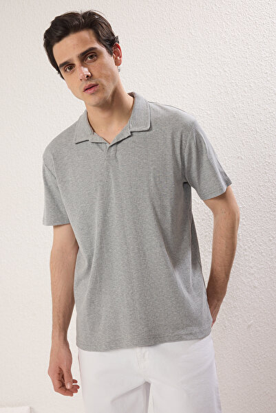Trendyol Collection Graues Basic-Polokragen-T-Shirt mit normaler/normaler Pas...
