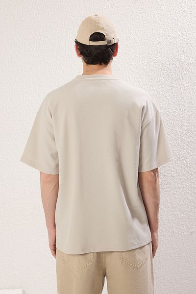 Trendyol Collection Übergroßes, strukturiertes, besticktes T-Shirt – TMNSS25TS00060