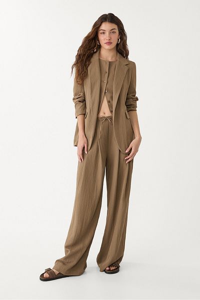 Stradivarius بليزر متدفق بقصّة عادية ومجعد