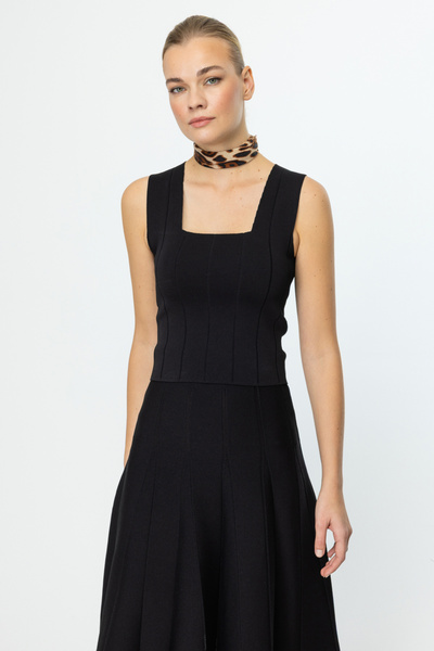 ON Αθλητής με τετράγωνο λαιμόκοψη