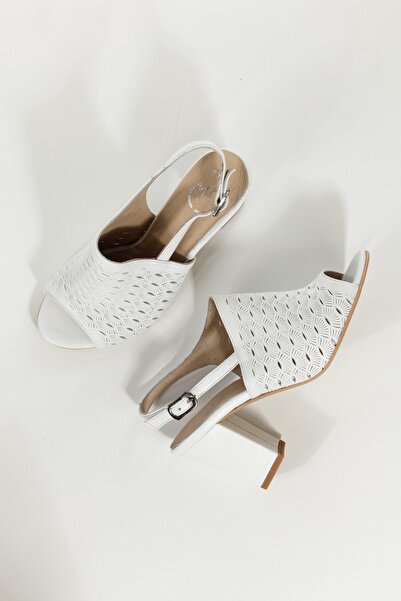 Modabuymus Villy Білі шкіряні сандалі на асиметричному каблуці
