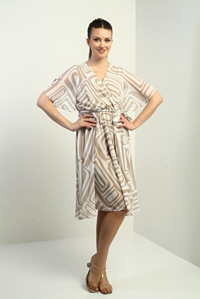 By Saygı Γυναικείο φόρεμα σιφόν με διπλό γιακά με ζώνη μέσης με γεωμετρικό σχέδιο