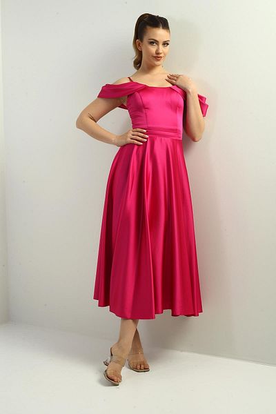 By Saygı Rochie lungă evazată din satin plisat, cu mâneci joase, cu bretele de frânghie