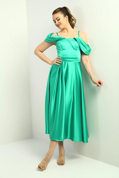 By Saygı Rochie lungă evazată din satin plisat, cu mâneci joase, cu bretele de frânghie