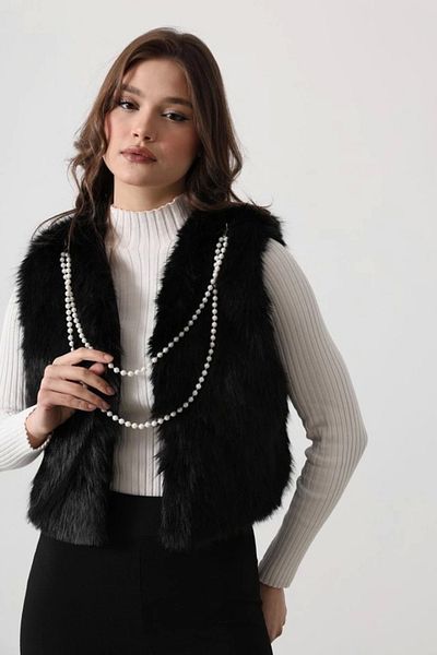 Butik Vest with Pearl Necklace in Black