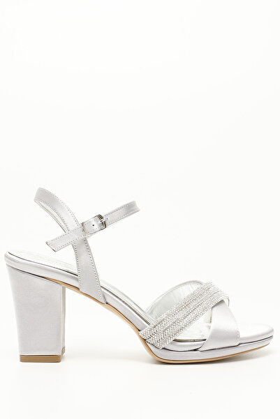 GÖNDERİ(R) صندل نسائي بحزام الكاحل فضي وكعب متوسط ​​سميك