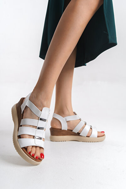 Limeo Άνετα καλοκαιρινά γυναικεία σανδάλια με ψηλό τακούνι με λεπτομέρεια από μέταλλο με τρεις χοντρές λωρίδες