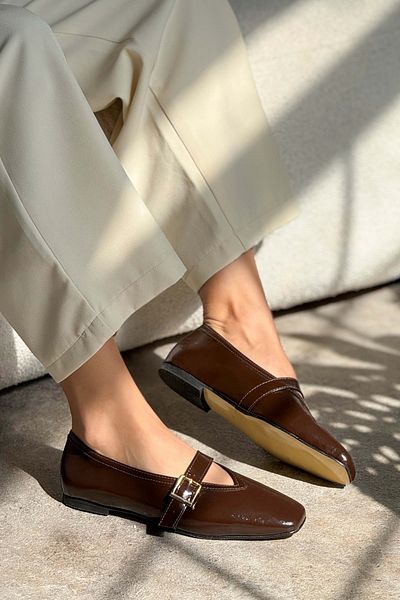 NİŞANTAŞI SHOES Gwen Brown gemusterte Damen-Ballerinas aus Lackleder mit Schnalle und stumpfer Zehenpartie und kurzem Absatz