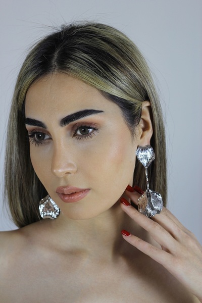 homet Pirinç Üzeri Gümüş Kaplama Doğadan İlham Alan Uzun Sallantılı Yaprak Model Çivi Küpe