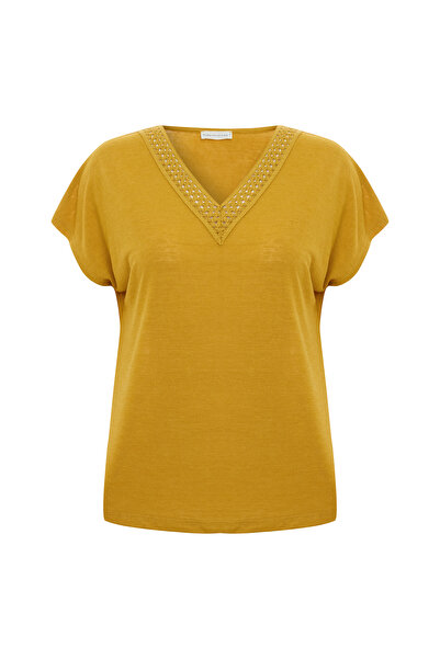 Mudo Detail V-Neck T-Shirt