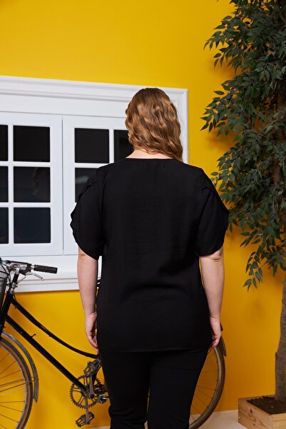 RMG Μπλούζα μεγάλου μεγέθους με λεπτομέρεια στο γιακά και τα μανίκια, μαύρη