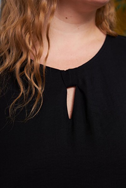 RMG Μπλούζα μεγάλου μεγέθους με λεπτομέρεια στο γιακά και τα μανίκια, μαύρη