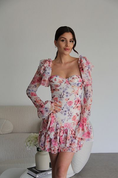 Julidress Μίνι φόρεμα σιφόν με βολάν ροζ λουλούδι με λαιμόκοψη