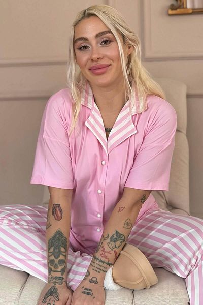 Pijamaevi Kurzärmliges Pyjama-Set aus bambusfarbenem, vorne geknöpftem, puderrosa Linienmuster