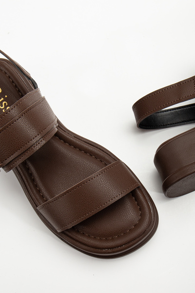 RİSSOLİ Rissoli Γυναικεία Bitter Brown Πόρπη με διπλό λουράκι Λεπτομερή καθημερινά άνετα σανδάλια