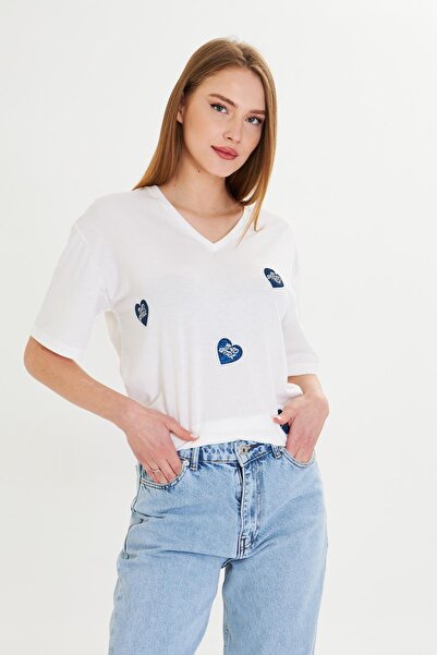 TIFFANY&TOMATO V Yaka Çoklu Kalp Baskılı T-Shirt