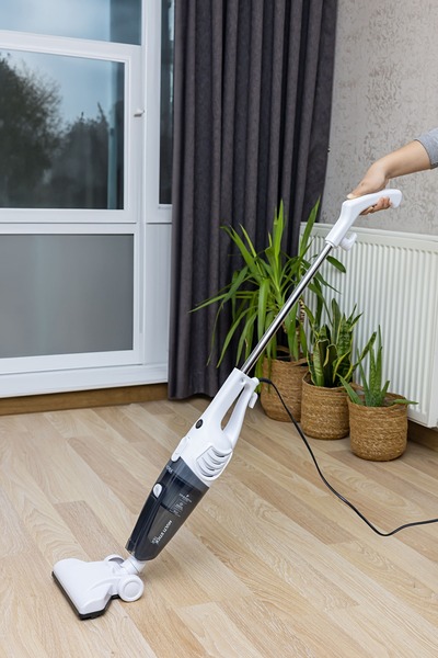 Floria ZLN8192 όρθια ηλεκτρική σκούπα λευκού χρώματος, 2 σε 1, χωρίς σακούλα, 800W, καλώδιο 4,2 μ.