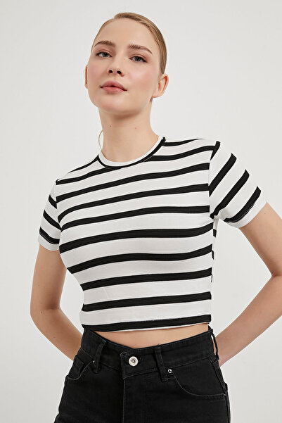 Arma Life تي شيرت نسائي قصير الأكمام مخطط وقابل للتمدد باللون الأبيض