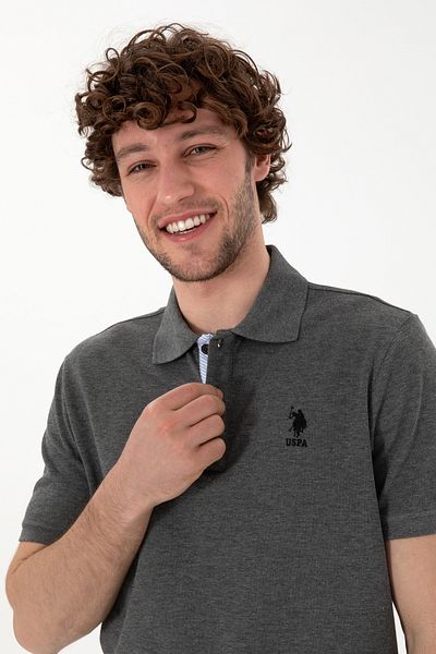 U.S. Polo Assn. تي شيرت بولو بقصة عادية للرجال أنثراسايت ميلانج 50298031 -VR081